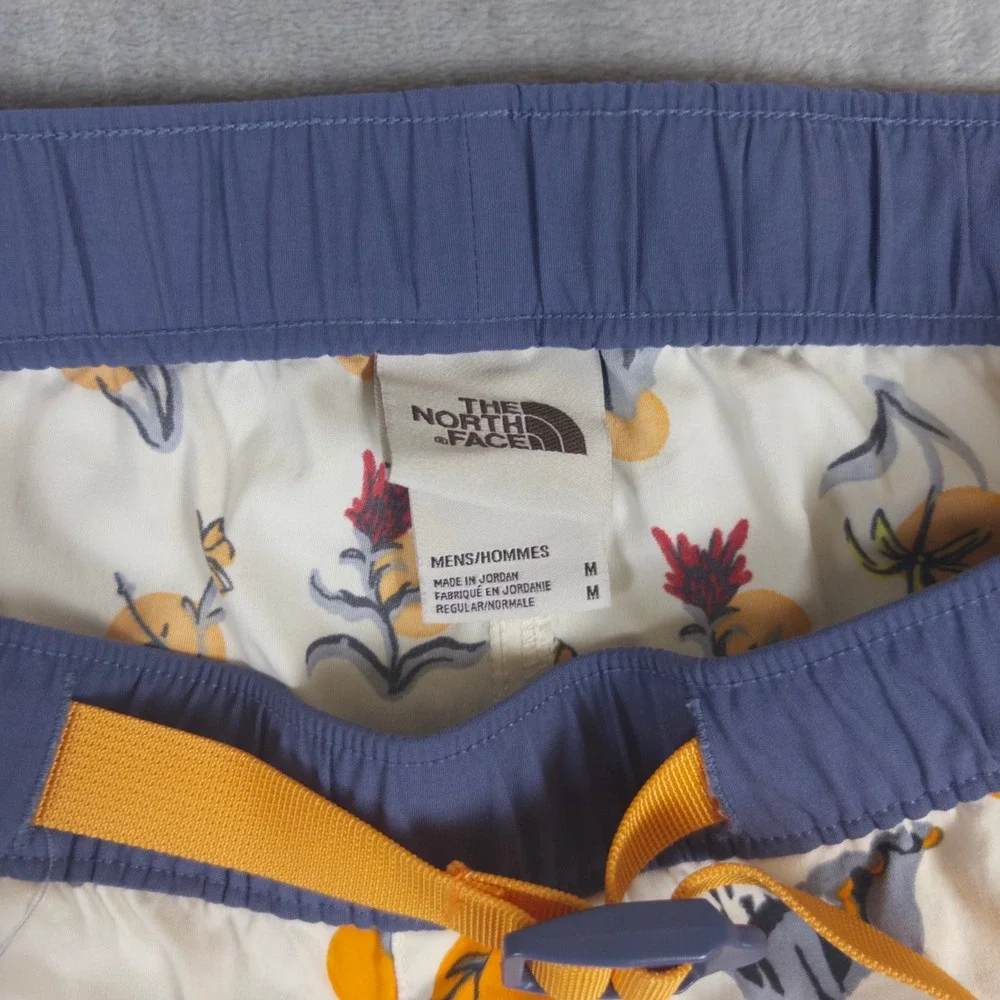 The North Face Class V Belted Shorts Mens M Cream Graphic Print Hiking Outdoor